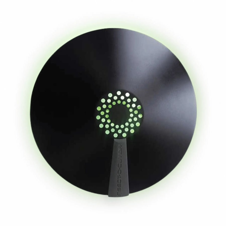 Insectocaptor Aura de Insect-O-Cutor, trampa de luz ultravioleta para moscas y otros insectos voladores, con diseño circular moderno, elegante y discreto. Ideal para espacios comerciales y zonas expuestas al público. Disponible en acabado negro mate o acero inoxidable, incorpora tecnología UV Synergetic® con emisión de luz de 360° para atraer y capturar insectos eficazmente. Su placa adhesiva oculta garantiza una captura higiénica y discreta, con aprovechamiento del 100% de la superficie adhesiva. Instalac