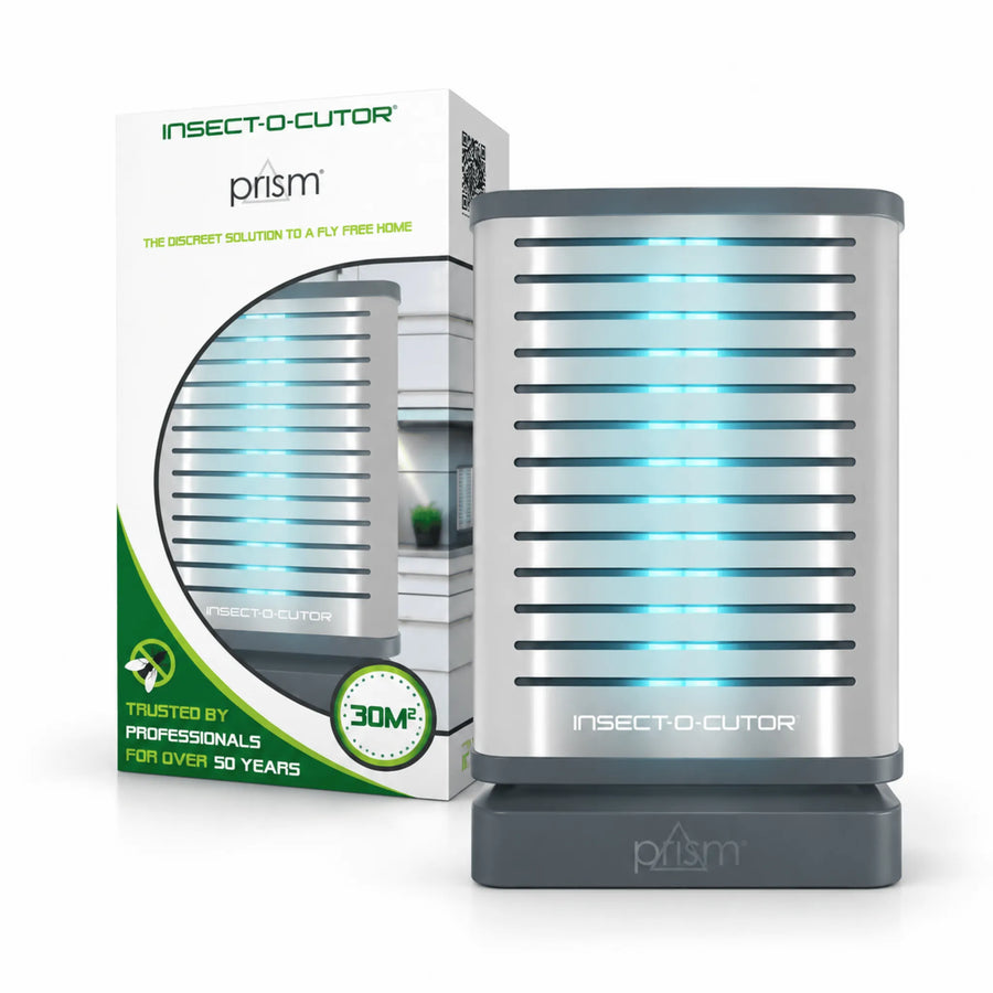 Insectocaptor Prism, trampa de luz ultravioleta para moscas y otros insectos voladores, con diseño elegante, compacto y discreto. Ideal para cocinas, salones y zonas de terraza. Su sistema de luz UV con salida frontal, superior y lateral atrae eficazmente a los insectos, que quedan atrapados en su placa adhesiva. Fabricado en policarbonato resistente a la luz UV, con frontal de aluminio, instalación en pared o sobremesa y mantenimiento sencillo sin herramientas. Incluye tubo ultravioleta y placa adhesiva.